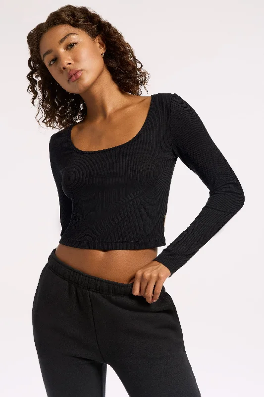 rivington-ribbed-ls-scoop-neck-crop-top-black